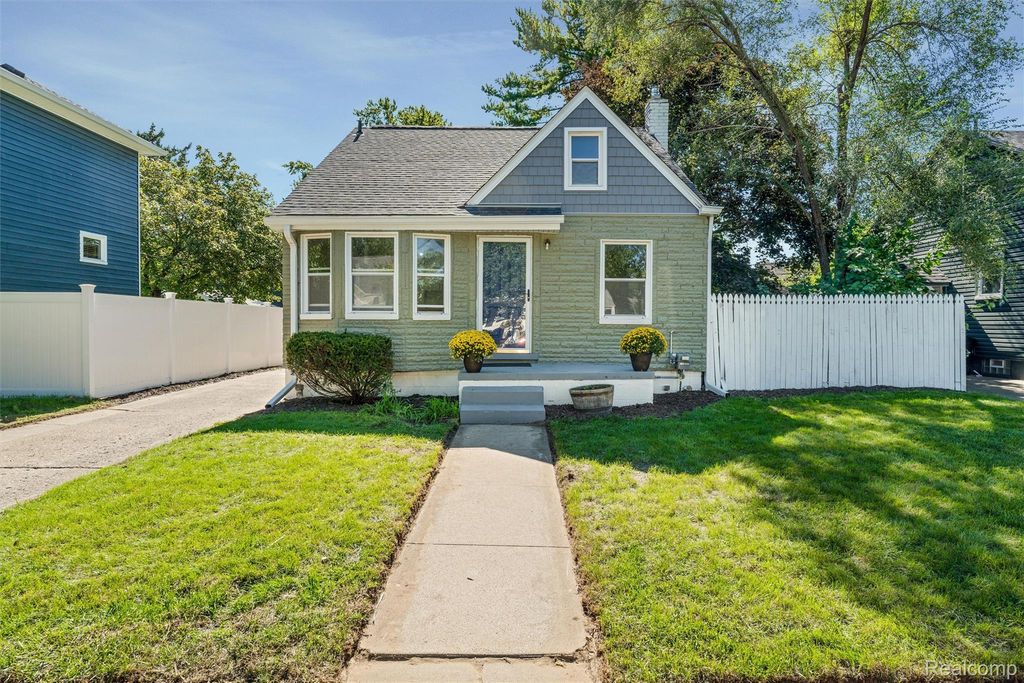 1427 Pearson Street, Fenton, MI 48220
