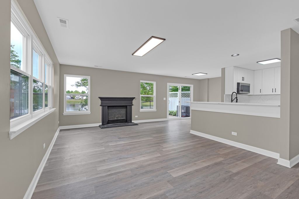 Image 2 of property listing at 291 Wedgewood Circle, Lake In The Hills, IL 60156