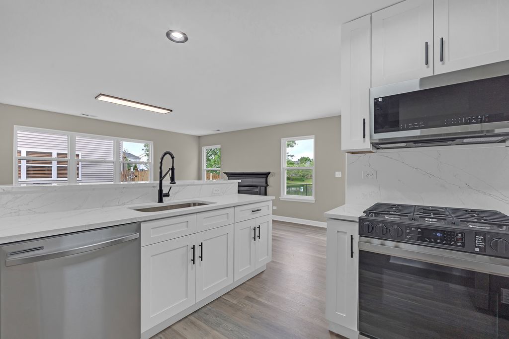 Image 11 of property listing at 291 Wedgewood Circle, Lake In The Hills, IL 60156