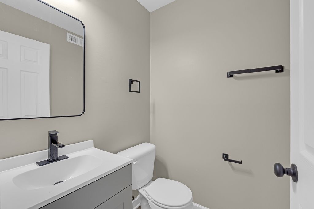 Image 12 of property listing at 291 Wedgewood Circle, Lake In The Hills, IL 60156