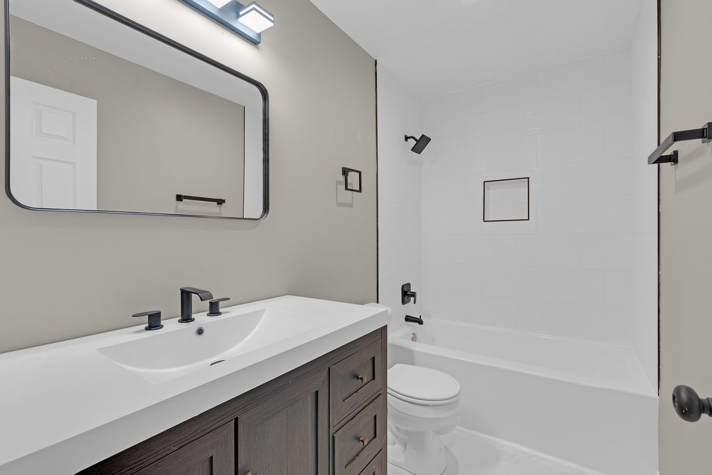 Image 16 of property listing at 291 Wedgewood Circle, Lake In The Hills, IL 60156