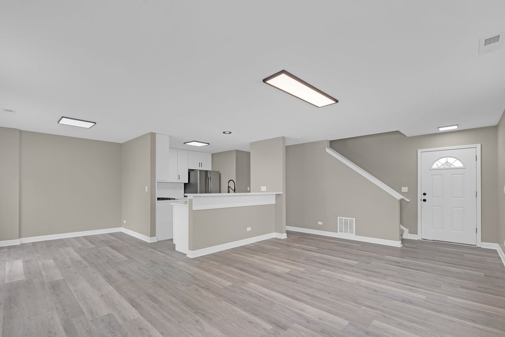 Image 4 of property listing at 291 Wedgewood Circle, Lake In The Hills, IL 60156