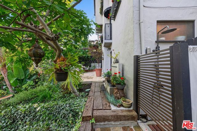 2368 Lake View Avenue, Los Angeles, CA 90039