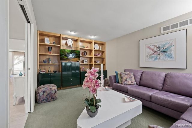 5129 Woodlands Lane, Bloomfield Hills, MI 48302