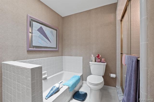 5129 Woodlands Lane, Bloomfield Hills, MI 48302