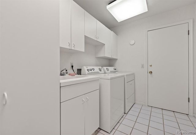 5129 Woodlands Lane, Bloomfield Hills, MI 48302