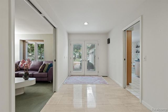 5129 Woodlands Lane, Bloomfield Hills, MI 48302