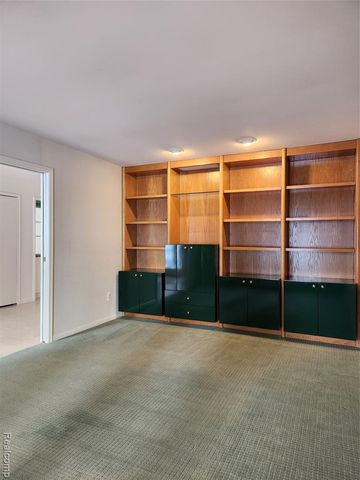 5129 Woodlands Lane, Bloomfield Hills, MI 48302