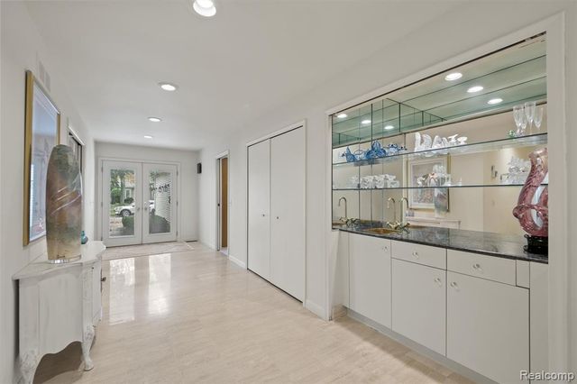 5129 Woodlands Lane, Bloomfield Hills, MI 48302