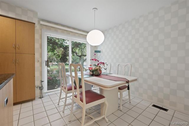 5129 Woodlands Lane, Bloomfield Hills, MI 48302