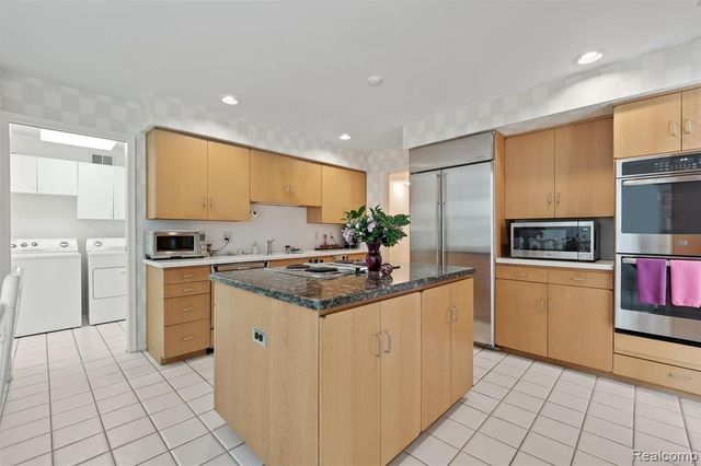 5129 Woodlands Lane, Bloomfield Hills, MI 48302