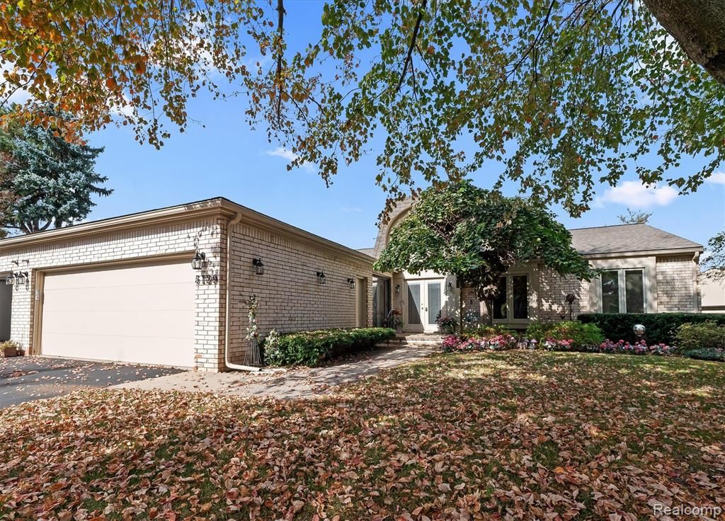 5129 Woodlands Lane, Bloomfield Hills, MI 48302