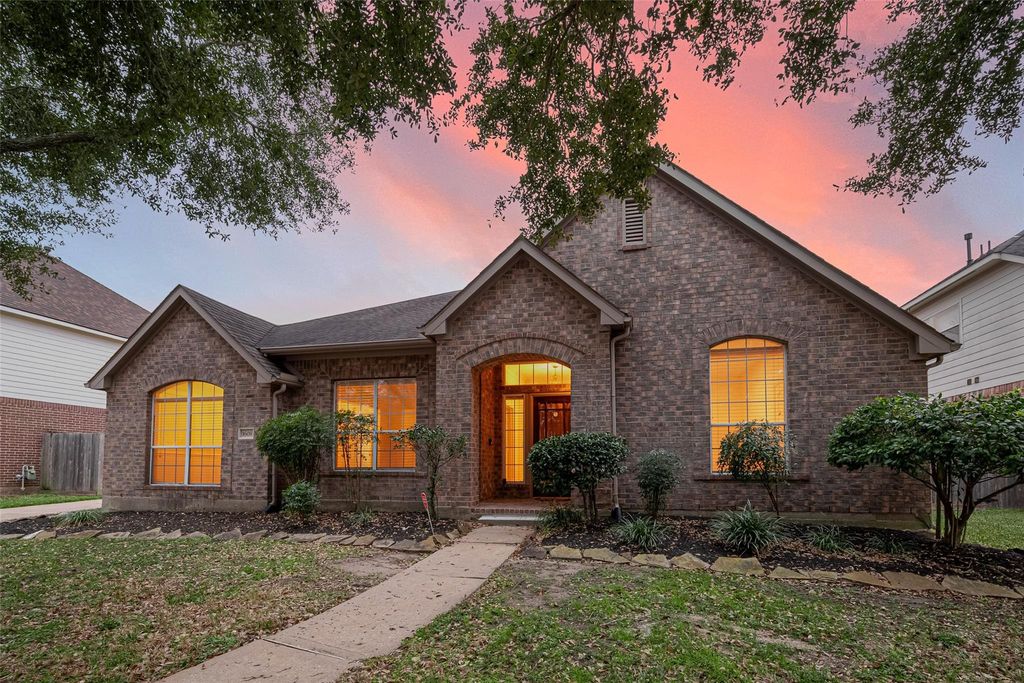 1608 Spring Glen Lane, Pearland, TX 77581