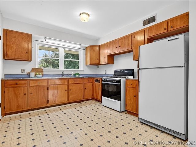 366 SE Wilshire Avenue, Bartlesville, OK 74006