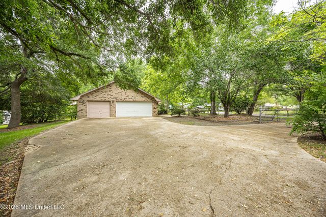 13317 Greenacres Drive, Ocean Springs, MS 39564