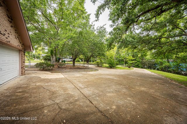 13317 Greenacres Drive, Ocean Springs, MS 39564