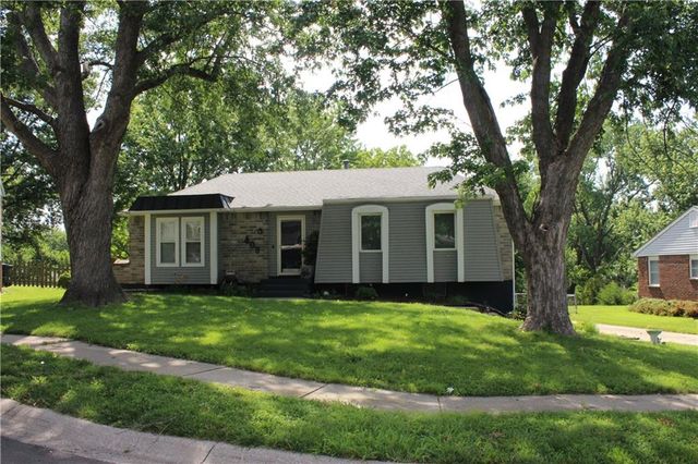 809 NW Arlington Place, Blue Springs, MO 64015