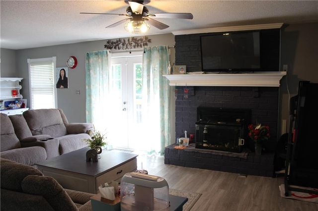809 NW Arlington Place, Blue Springs, MO 64015