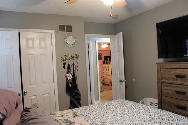 809 NW Arlington Place, Blue Springs, MO 64015
