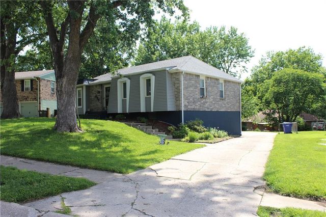 809 NW Arlington Place, Blue Springs, MO 64015