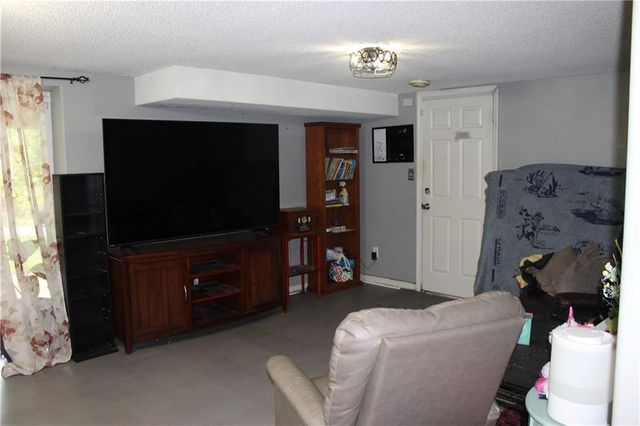 809 NW Arlington Place, Blue Springs, MO 64015