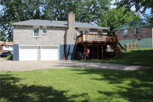 809 NW Arlington Place, Blue Springs, MO 64015