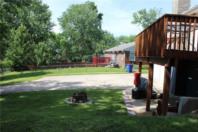 809 NW Arlington Place, Blue Springs, MO 64015