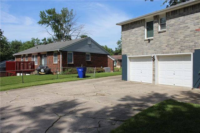 809 NW Arlington Place, Blue Springs, MO 64015