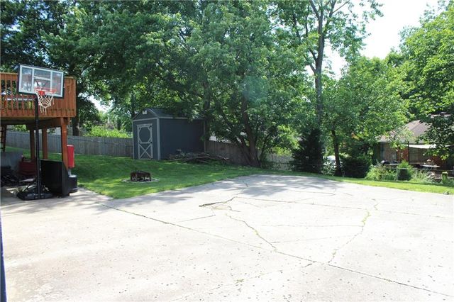 809 NW Arlington Place, Blue Springs, MO 64015