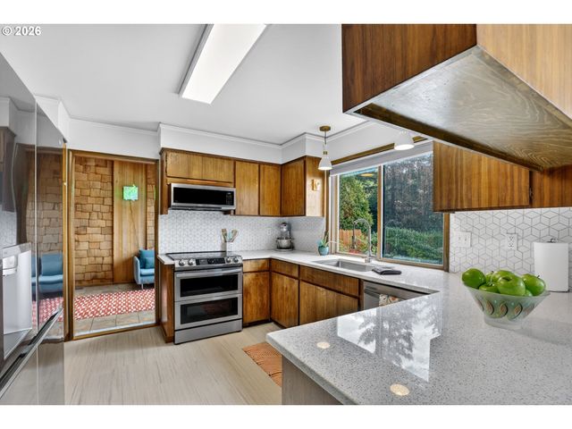 4308 Sw CHESAPEAK Ave, Portland, OR 97239