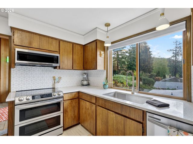 4308 Sw CHESAPEAK Ave, Portland, OR 97239