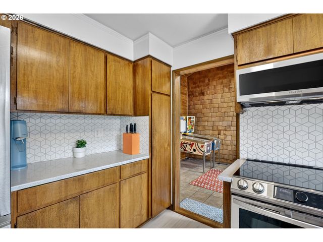 4308 Sw CHESAPEAK Ave, Portland, OR 97239