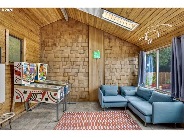 4308 Sw CHESAPEAK Ave, Portland, OR 97239