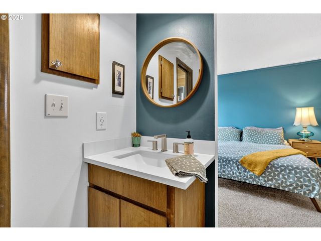 4308 Sw CHESAPEAK Ave, Portland, OR 97239