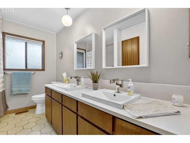 4308 Sw CHESAPEAK Ave, Portland, OR 97239