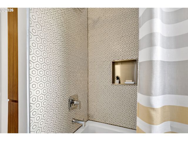 4308 Sw CHESAPEAK Ave, Portland, OR 97239