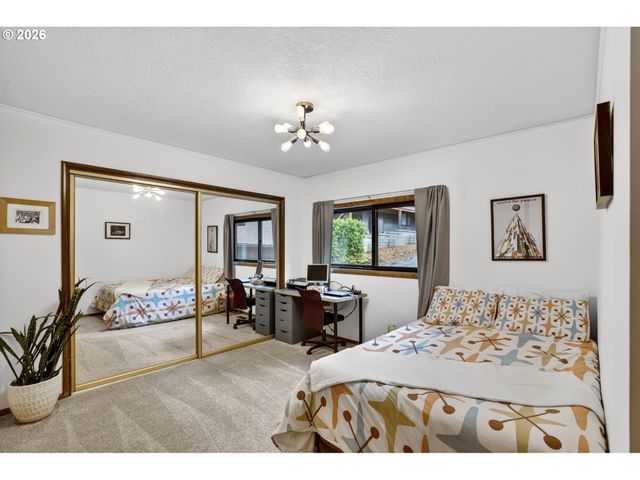 4308 Sw CHESAPEAK Ave, Portland, OR 97239