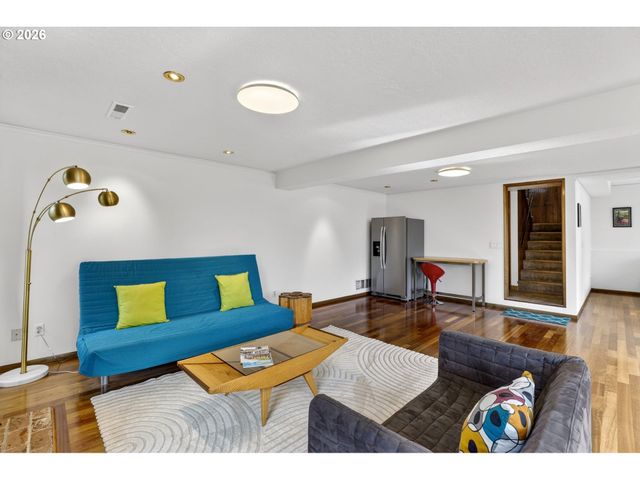 4308 Sw CHESAPEAK Ave, Portland, OR 97239