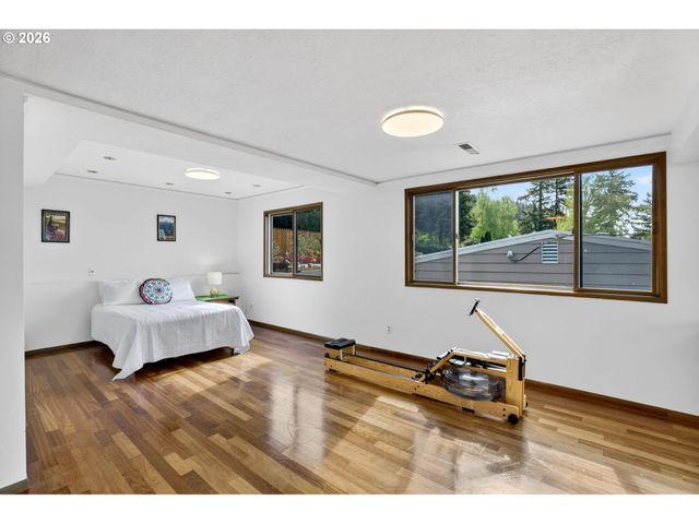 4308 Sw CHESAPEAK Ave, Portland, OR 97239