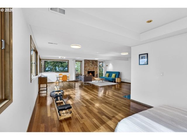 4308 Sw CHESAPEAK Ave, Portland, OR 97239