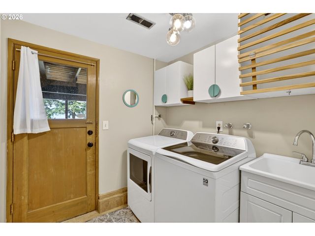 4308 Sw CHESAPEAK Ave, Portland, OR 97239