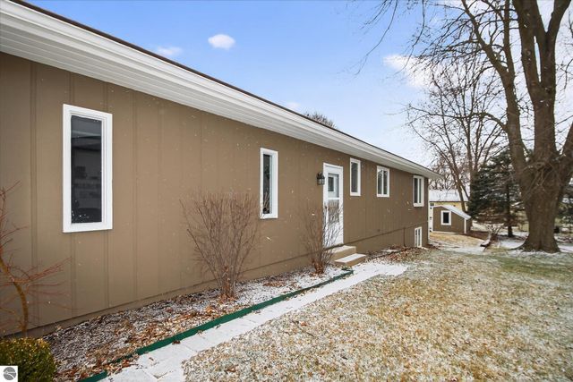 980 Glencoe Road, Alma, MI 48801