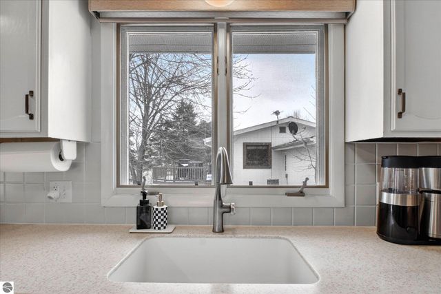 980 Glencoe Road, Alma, MI 48801