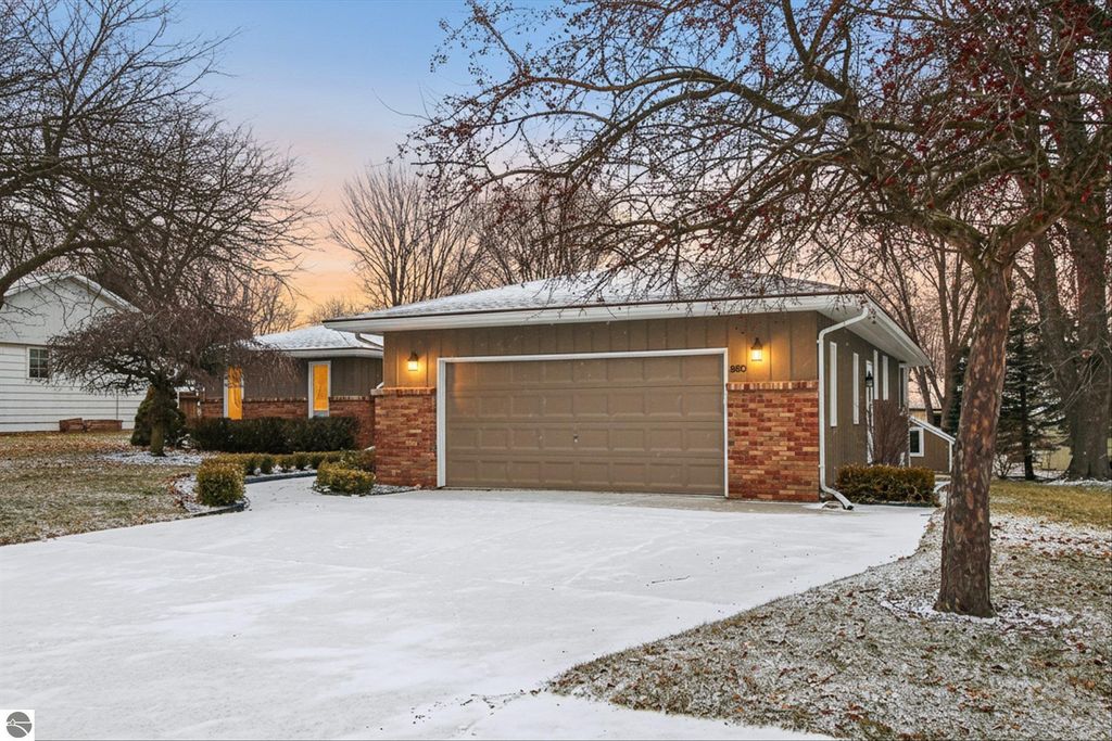 980 Glencoe Road, Alma, MI 48801