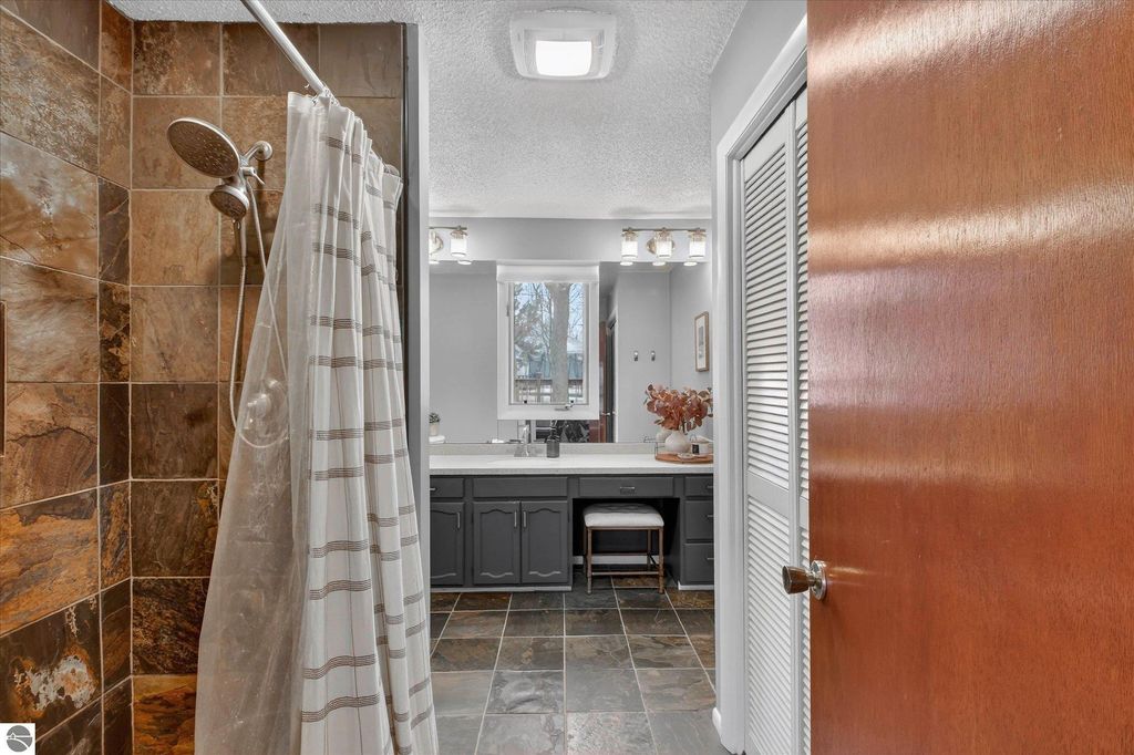 Image 10 of property listing at 980 Glencoe Road, Alma, MI 48801