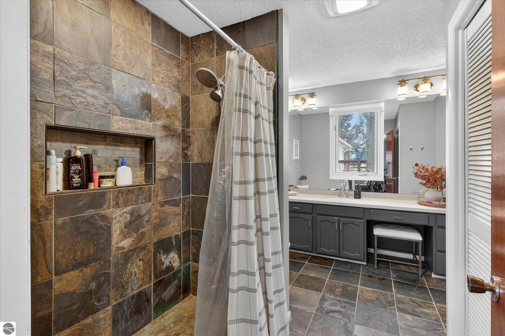 Image 11 of property listing at 980 Glencoe Road, Alma, MI 48801