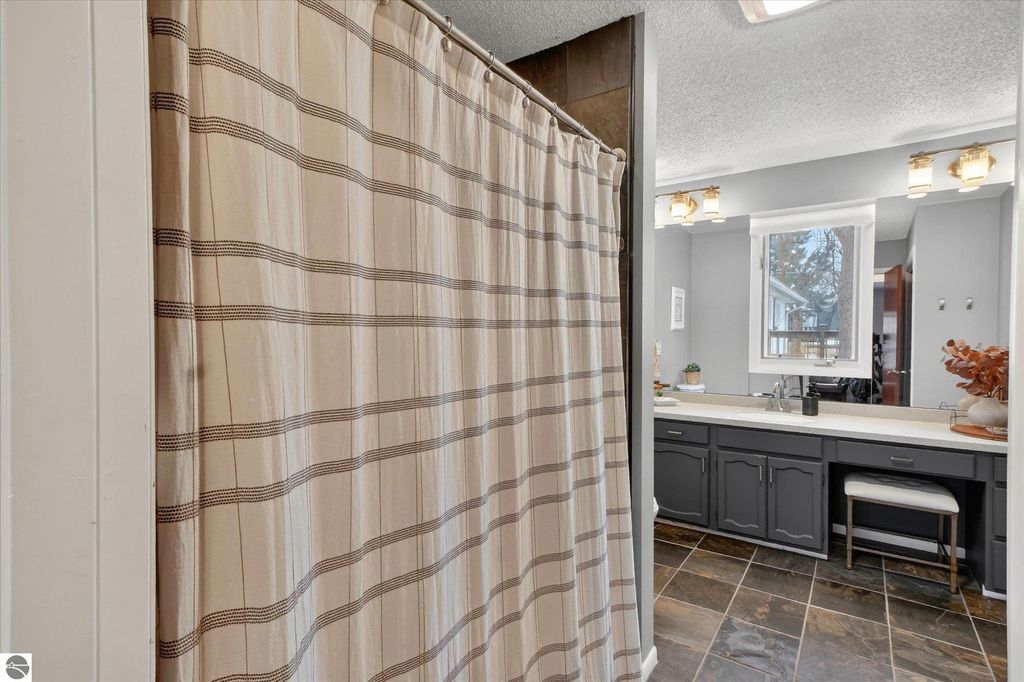 Image 12 of property listing at 980 Glencoe Road, Alma, MI 48801