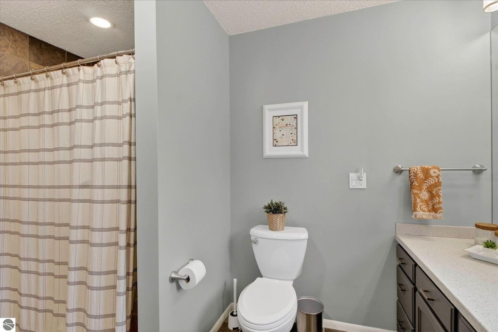 Image 13 of property listing at 980 Glencoe Road, Alma, MI 48801