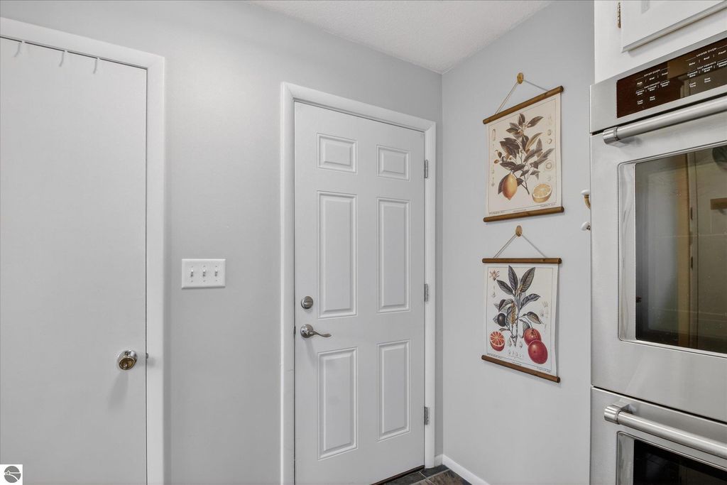 Image 2 of property listing at 980 Glencoe Road, Alma, MI 48801