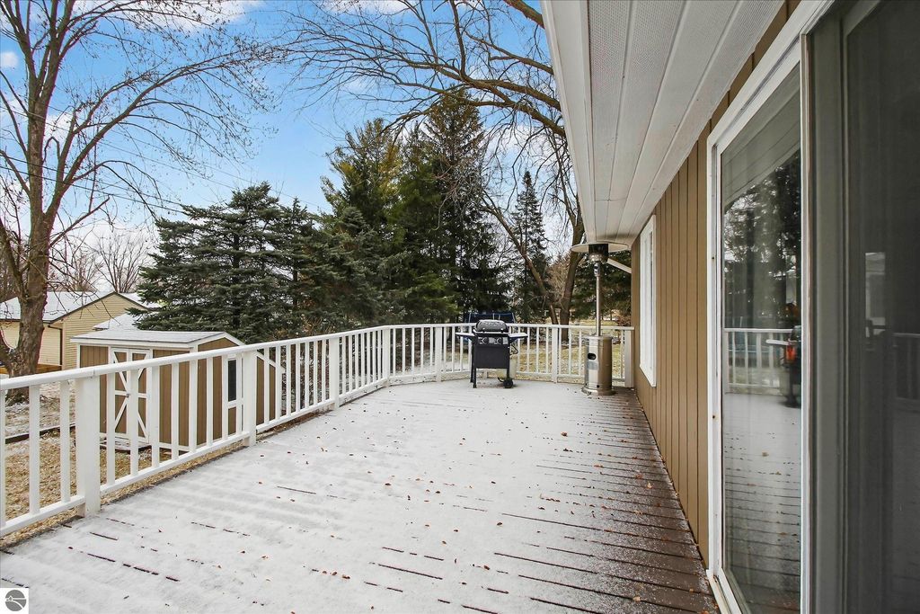 Image 27 of property listing at 980 Glencoe Road, Alma, MI 48801